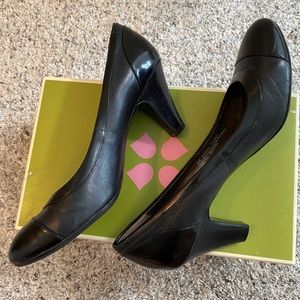 Naturalizer round toe pump. 3 in. Black leather with black patent detail. Size 8